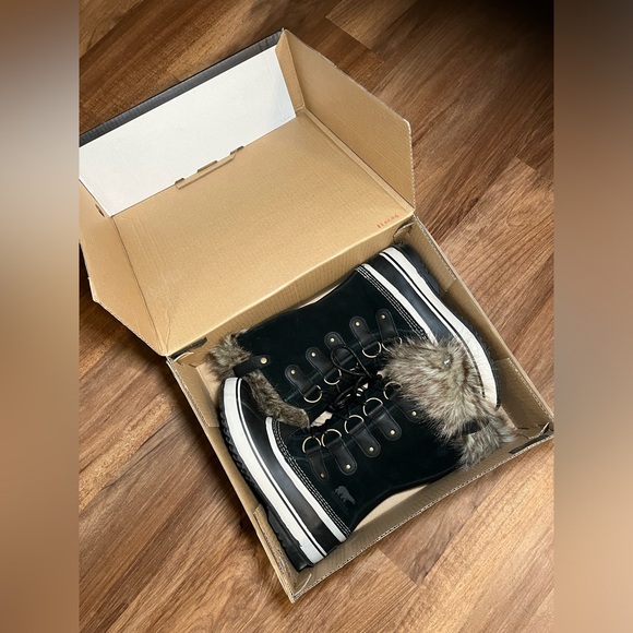 BRAND NEW - never worn Joan of arctic boots. Size 9 great condition. With box - Picture 3 of 4